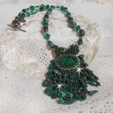 Smaragdgrönt hänge broderat med naturlig malachit cabochon och chips, kristaller, facetter och pärlor.